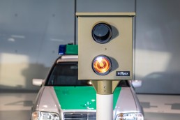 Der Starenkasten: Seit 1959 werden in der Bundesrepublik Deutschland Anlagen zur Geschwindigkeitsüberwachung eingesetzt. Diese stationäre Variante trägt ihren Namen wegen der an einen Nistkasten erinnernden Form. Exponat der „33 Extras“ im Mercedes-Benz Museum.