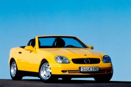 Mercedes-Benz SLK 200 der Baureihe R 170. Exterieurfoto von rechts vorn mit geöffnetem Variodach.