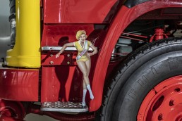Die Veedol-Frau: ein berühmtes Werbemotiv des Schmierstoffherstellers. Entworfen hat es 1952 der Grafiker Heinz Fehling und greift mit dieser Umsetzung die Themen Leichtigkeit und Geschwindigkeit auf. Die Veedol-Frau ist eines von „33 Extras“ im Mercedes-Benz Museum.