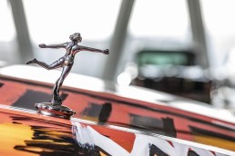 Die Kühlerfigur: In den 1920er-Jahren wandeln sich Kühlerverschraubungen zu Schmuckstücken. Die Kleinskulpturen gibt es ab Werk, von Künstlern oder im Zubehörhandel. Exponat der „33 Extras“ im Mercedes-Benz Museum.