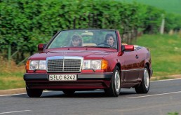 Mercedes-Benz 300 CE-24 Cabriolet der Baureihe 124. Fahraufnahme mit geöffnetem Verdeck von links vorn.