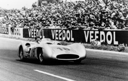 Großer Preis von Frankreich, 4. Juli 1954: Mercedes-Benz erzielt mit dem neuen Formel-1-Rennwagen Mercedes-Benz W 196 R in der Ausführung mit Stromlinienkarosserie gleich beim ersten Rennen einen Doppelsieg. Das Foto zeigt den späteren Sieger Juan Manuel Fangio. Sein Teamgefährte Karl Kling kommt auf Platz 2.