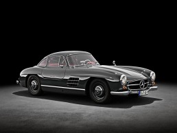 Mercedes-Benz 300 SL Coupé (W 198), Produktionszeitraum 1954 bis 1957. Studiofoto von rechts vorn.