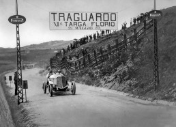 Targa Florio (Sizilien), 29. Mai 1921. Max Sailer gewinnt mit seinem Beifahrer Hans Rieger auf dem Mercedes 28/95 PS Sport mit Vierradbremse die Klasse der Tourenwagen über 5 Liter Hubraum und belegt Platz 2 in der Gesamtwertung.