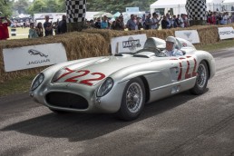Sir Stirling Moss (17. September 1929 bis 12. April 2020) im Mercedes-Benz 300 SLR (W 196 S) beim Goodwood Festival of Speed 2015.