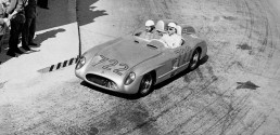 Mille Miglia (Brescia/Italien), 1. Mai 1955. Die späteren Sieger Stirling Moss/Denis Jenkinson (Startnummer 722) auf der Strecke im Mercedes-Benz Rennsportwagen 300 SLR (W 196 S).