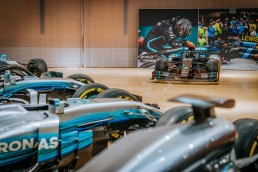 Mercedes-Benz Museum, Sonderpräsentation im Großen Saal auf der Eingangsebene mit allen Formel-1-Rennwagen des Mercedes-AMG Petronas Formula One Teams von 2014 bis 2020. Im Hintergrund der Mercedes-AMG F1 W11 EQ Performance aus dem Jahr 2020. Die Sonderpräsentation ist zu sehen vom 1. Juni bis 25. Juli 2021