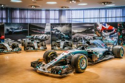 Mercedes-Benz Museum, Sonderpräsentation im Großen Saal auf der Eingangsebene mit allen Formel-1-Rennwagen des Mercedes-AMG Petronas Formula One Teams von 2014 bis 2020. Im Vordergrund der Mercedes-AMG F1 W09 EQ Power+ aus dem Jahr 2018. Die Sonderpräsentation ist zu sehen vom 1. Juni bis 25. Juli 2021.
