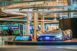 Mercedes-Benz Museum, Sonderausstellung „Zukunft Mobilität“. Vision EQ Silver Arrow mit digitalem Cockpit und ins Lenkrad integriertem Touchscreen. Die Sonderausstellung ist zu sehen vom 1. Juni 2021 bis Ende März 2022