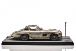 Mercedes-Benz 300 SL Coupé (W 198). Diorama mit Modellauto im Maßstab 1:8 auf Basis digitaler Fahrzeugdaten handgebaut und patiniert. Zu den aufwendigen Details gehört ein eigens gewebter Stoff für die Sitzbezüge. Im Angebot des Mercedes-Benz Classic Shops für 19.990 Euro – nicht im Versand.