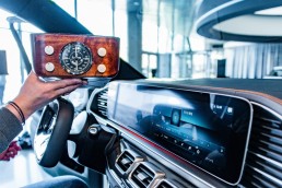 Das Autoradio: links ein historisches Rundskalenautoradio vom Typ Becker Solitude aus den 1950er-Jahren mit holzverkleideter Front für den Einbau im Armaturenbrett. Exponat der „33 Extras“ im Mercedes-Benz Museum. Rechts das MBUX Display des Mercedes-Benz Experimental-Sicherheits-Fahrzeugs ESF 2019.