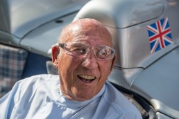 Der ehemalige Rennfahrer und Mercedes-Benz Markenbotschafter Sir Stirling Moss im Mercedes-Benz 300 SLR Rennsportwagen (W 196 S). Foto vom Goodwood Festival of Speed 2015.