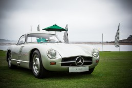 Mercedes-Benz 300 SL Rennsportprototyp (W 194) für die Saison 1953. Exterieurfoto von rechts vorn. Monterey Car Week in Pebble Beach, 2012. (Fotosignatur der Mercedes-Benz Classic Archive: D123917)