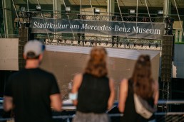 „Stadtkultur am Mercedes-Benz Museum“, Konzert von Carsten Meyer & Lucas Kochbeck am 18. Juli 2021 auf der Open Air Bühne am Museum.