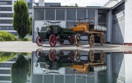 Zwei historische Trucks von 1896/ 1897 reisen mit einem Actros genau 125 Jahre nach der Originallieferung nach England