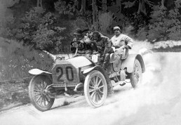 Adolf Daimler, Sohn von Gottlieb Daimler, wird vor 150 Jahren geboren. Er nimmt vor 115 Jahren mit einem Mercedes 70 PS an der zweiten Herkomer-Konkurrenz vom 5. bis 13. Juni 1906 teil. Die Fernfahrt führt von Frankfurt am Main über München, Linz, Wien, den Semmering, Klagenfurt, Innsbruck und den Zirler Berg in den Forstenrieder Park bei München. Das Foto zeigt Daimler am Steuer des Fahrzeugs, das vermutlich eine leistungsgesteigerte Version des Mercedes 65 PS mit 9,2-Liter-Vierzylindermotor ist.