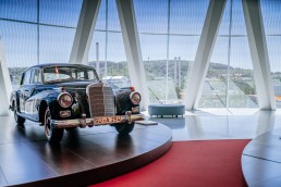 Adenauers letzter „Adenauer“: Dieser Mercedes-Benz 300 (W 189) im Mercedes-Benz Museum ist der letzte Dienstwagen des ersten deutschen Bundeskanzlers Konrad Adenauer. Exterieurfoto von rechts vorn.