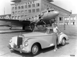 Mercedes-Benz 300 S Roadster (W 188), 1951 bis 1955. Zeitgenössisches Genrefoto am Flughafen Stuttgart.