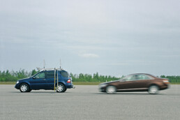 Der Bremsassistent BAS PLUS hat 2005 seine Weltpremiere in der Mercedes-Benz S-Klasse der Baureihe 221. Das System kontrolliert ständig mithilfe zweier 24-GHz-Nahbereichsradarsensoren hinter den Frontstoßfängern den Abstand zum Vordermann. Unterschreitet der Abstand eine kritische Schwelle, warnt das System den Fahrer und berechnet den erforderlichen Bremsdruck, um gerade noch rechtzeitig zum Stehen zu kommen. Im Labor, auf Teststrecken, im Fahrsimulator und im Straßenverkehr haben die Entwickler das System auf Herz und Nieren geprüft. Foto einer Versuchsanordnung auf einer Teststrecke aus dem Jahr 2005.