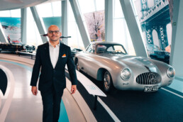 Interaktive Führung durch die Sonderausstellung „Faszination SL – seit 70 Jahren ein Traumwagen“: Museumsguide Lorenzo Santaniello gewährt am 15. und 22. November 2021 exklusive Einblicke in die SL-Sonderausstellung.