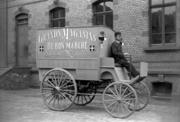 Lieferungs-Wagen Benz aus dem Jahr 1896 auf Basis des Benz Victoria. Foto auf dem Werksgelände in Mannheim. Benz & Cie. liefert das Fahrzeug im Dezember 1896 an das traditionsreiche Pariser Kaufhaus „Grands Magasins Du Bon Marché“.