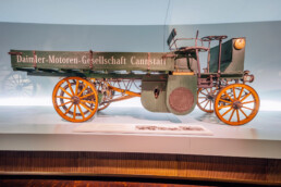 Mercedes-Benz Museum, Raum Mythos 1: Die Erfindung des Automobils. Daimler Motor-Lastwagen aus dem Jahr 1898, der älteste existierende Original-Lkw der Welt. Blick auf die rechte Seite.