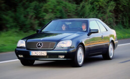 Mercedes-Benz CL-Klasse Coupé der Baureihe 140. Fahraufnahme von vorn links aus dem Jahr 1996.
