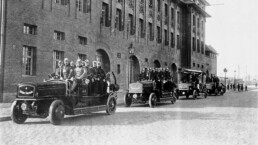 Löschzug der Berliner Feuerwehr aus dem Jahr 1908 mit vier batterieelektrischen Fahrzeugen des Typs Mercédès-Électrique.
