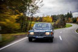 Die Tradition der Mercedes-Benz S-Klasse: 350 SE der Baureihe 116 (1972 bis 1980) aus der Sammlung von Mercedes-Benz Classic. Pressefahrveranstaltung zur neuen S-Klasse der Baureihe 223 im Daimler Prüf- und Technologiezentrum (PTZ) Immendingen im Oktober 2020. Fahraufnahme. (Fotosignatur der Mercedes-Benz Classic Archive: D694970) The tradition of the Mercedes-Benz S-Class: 350 SE model series 116 (1972 to 1980) from the Mercedes-Benz Classic collection. Press driving event on the new S-Class, model series 223, at the Daimler Test and Technology Center (PTZ) in Immendingen, October 2020. Driving shot. (Photo signature in the Mercedes-Benz Classic archives: D694970)