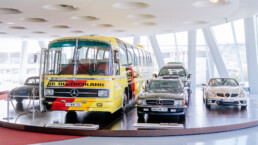 Mercedes-Benz Museum, Raum Collection 4: Galerie der Namen, Reisebus Mercedes-Benz O 302 der westdeutschen Fußballnationalmannschaft während der Weltmeisterschaft von 1974. Ansicht von schräg links vorn.