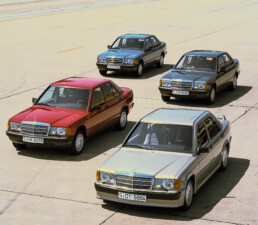 Mercedes-Benz Kompaktklasse der Baureihe 201. Limousinen der Typen 190, 190 D, 190 E und 190 E 2.3-16. Gruppenaufnahme von links vorn aus dem Jahr 1983. (Fotosignatur der Mercedes-Benz Classic Archive: 83F181)
