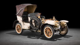 Mercedes-Simplex 28/32 PS Tourenwagen, Baujahr 1904. Studioaufnahme von rechts vorn. (Fotosignatur der Mercedes-Benz Classic Archive: D147476)