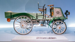 Daimler Motor-Geschäftswagen aus dem Jahr 1899. Exponat des Mercedes-Benz Museums im Raum Mythos 1: Pioniere – Die Erfindung des Automobils. Exterieurfoto von rechts.