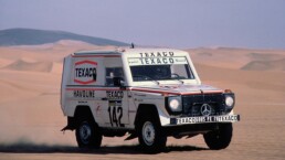 Rallye Paris–Dakar, 1. bis 20. Januar 1983. Mercedes-Benz 280 GE Rallyefahrzeug der späteren Sieger Jacky Ickx und Claude Brasseur. Fahraufnahme. (Fotosignatur der Mercedes-Benz Classic Archive: 83F46)