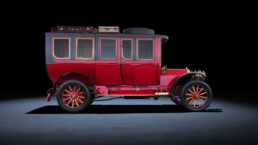 Mercedes-Simplex 60 PS, Baujahr 1904. Studioaufnahme (Seitenansicht rechts) des eleganten und luxuriösen Reisewagens aus dem persönlichen Besitz von Emil Jellinek. Das Fahrzeug gehört seit 1952 zur unternehmenseigenen Fahrzeugsammlung und ist seit vielen Jahren im Mercedes-Benz Museum ausgestellt. (Fotosignatur der Mercedes-Benz Classic Archive: 17C752_001)