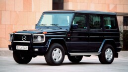 Mercedes-Benz 500 GE V8 (W 463). Das Sondermodell wird auf dem Autosalon Genf im März 1993 vorgestellt und ist die erste G-Klasse mit V8-Motor (M 117, 177 kW/240 PS, Hubraum 4.973 Kubikzentimeter). Erhältlich ist der 500 GE V8 ausschließlich in der Ausführung als Station-Wagen mit langem Radstand. Bis 1994 werden lediglich 446 Fahrzeuge gefertigt. Sonderausstattung: Edelstahlpaket mit Rammschutz, Trittbrett links und rechts und Reserveradabdeckung. Außenaufnahme von links vorn. (Fotosignatur der Mercedes-Benz Classic Archive: A93F99)