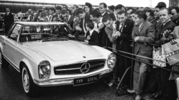 Mercedes-Benz 230 SL „Pagode“ (W 113). Präsentation auf der Internationalen Automobil-Ausstellung (IAA) in Frankfurt am Main vom 12. bis 22. September 1963. (Fotosignatur der Mercedes-Benz Classic Archive: 63156-29A)