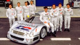 FIA-GT-Meisterschaft 1998. Das Team AMG-Mercedes setzt zu Beginn der Saison noch den erfolgreichen Mercedes-Benz CLK-GTR Rennsport-Tourenwagen ein. Foto mit Fahrzeug und Rennfahrern, von links nach rechts: Christophe Bouchut, Bernd Mayländer, Marcel Tiemann, Jean-Marc Gounon, Mark Webber, Klaus Ludwig, Bernd Schneider und Ricardo Zonta. (Fotosignatur der Mercedes-Benz Classic Archive: A98F3043)
