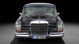 Mercedes-Benz 600 Pullman-Limousine (W 100, 1980). Studioaufnahme von vorn.