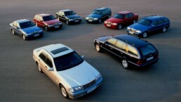 Mercedes-Benz C-Klasse (Baureihe 202). Gruppenaufnahme von Limousine und T-Modell aus dem Jahr 1997. (Fotosignatur der Mercedes-Benz Classic Archive: A97F1352)