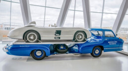Mercedes-Benz Museum, Raum Collection 2 – Galerie der Lasten. Mercedes-Benz Rennwagen-Schnelltransporter für die Motorsportsaison 1955. Authentische Rekonstruktion aus dem Jahr 2001. Auf der Ladefläche ein Mercedes-Benz 300 SLR Rennsportwagen (W 196 S) mit Luftbremse. Foto von rechts. .