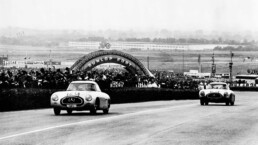 Mercedes-Benz 300 SL Rennsportwagen (W 194). Foto vom 24-Stunden-Rennen in Le Mans 1952. Fahrzeug von Theo Helfrich und Helmut Niedermayr mit der Startnummer 20 (die späteren Zweitplatzierten), gefolgt vom Fahrzeug von Karl Kling und Hans Klenk mit der Startnummer 22. (Fotosignatur der Mercedes-Benz Classic Archive: 55462)