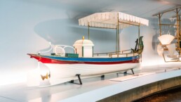 Mercedes-Benz Museum, Raum Mythos 1: Pioniere – Die Erfindung des Automobils. Daimler-Motorboot „Marie“ der Familie von Bismarck aus dem Jahr 1888. Gesamtaufnahme von links hinten.