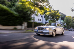 Mercedes-Benz E 500 Limited der Baureihe 124. Fahraufnahme, Exterieur von links vorn. (Fotosignatur der Mercedes-Benz Classic Archive: D817353)