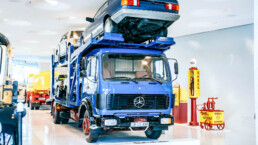 Mercedes-Benz Museum, Raum Collection 2: Galerie der Lasten. Mercedes-Benz 1624 Autotransporter. Gesamtansicht von rechts vorn. (Fotosignatur der Mercedes-Benz Classic Archive: D830139)