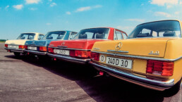Der Mercedes-Benz 240 D 3.0 (W 115) mit dem 59 kW/80 PS starken Dreiliter-Fünfzylindermotor OM 617 hat am 12. Juli 1974 Premiere. Er ist der leistungsstärkste Diesel-Personenwagen der Zeit und zugleich der erste Fünfzylinder-Serienpersonenwagen der Welt. Heckaufnahme eines 240 D 3.0 und weiterer Modelle der „Strich-Acht“-Baureihen 115 und 114. (Fotosignatur der Mercedes-Benz Classic Archive: 1999DIG605)