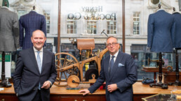 Marcus Breitschwerdt, Leiter Mercedes-Benz Heritage (links) und Simon Cundey, Geschäftsführer von Henry Poole & Co. Foto aufgenommen bei Henry Poole & Co in der Savile Row, London. Im Hintergrund ein authentischer Nachbau des Daimler Reitwagens aus dem Jahr 1885.