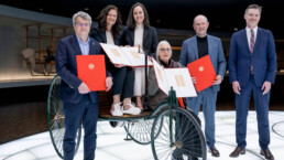 Sonderpostwertzeichen aus Anlass des 175. Geburtstags von Bertha Benz (3. Mai 1849 bis 5. Mai 1944). Ausgabetag: 2. Mai 2024. Herausgegeben vom Bundesministerium für Finanzen. Präsentation der Briefmarke im Mercedes-Benz Museum am 29. April 2024 und Übergabe von „Roten Sammelalben“ von Dr. Fabian Leber (Sprecher des Bundesfinanzministers) an Marcus Breitschwerdt (Leiter Mercedes-Benz Heritage GmbH), Jutta Benz (Urenkelin von Bertha und Carl Benz), Bettina Haussmann (Leiterin Mercedes-Benz Museum), Alexandra Süß (Leiterin Mercedes-Benz Classic Archive und Sammlung) sowie Reinhard Houben (Mitglied des Deutschen Bundestags sowie Mitglied des Programmbeirats für Sonderpostwertzeichen) (von rechts nach links). Gestaltung des Postwertzeichens: Stahl R, Susanne Stahl, Berlin; Fotos: © Mercedes-Benz Classic.