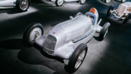 Mercedes-Benz Museum, Raum Mythos 7: Silberpfeile – Rennen und Rekorde. Mercedes-Benz 750-Kilogramm-Formelrennwagen W 25. Gesamtansicht von links vorn aus erhöhter Position. (Fotosignatur der Mercedes-Benz Classic Archive: D830828)