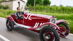 Mercedes 2-Liter-Targa-Florio-Rennwagen von 1924. Gefahren von Mercedes-AMG Rennfahrer George Russell im Mai 2024 in Brisighella, Italien, anlässlich der Verleihung der Lorenzo-Bandini-Trophäe an Russell. (Fotosignatur der Mercedes-Benz Classic Archive: M432241)